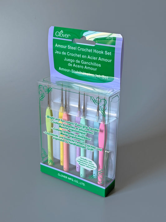 Clover Amour Steel Crochet Hook Set (0.6–1.75 mm)