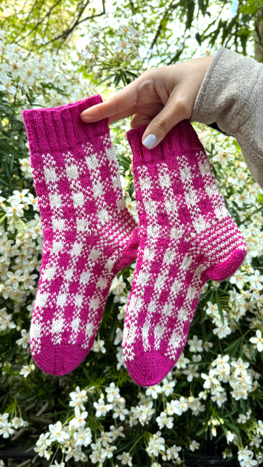 Legally Blonde Socks – Gingham Colourwork Knitting Pattern | ColourPopCrafts