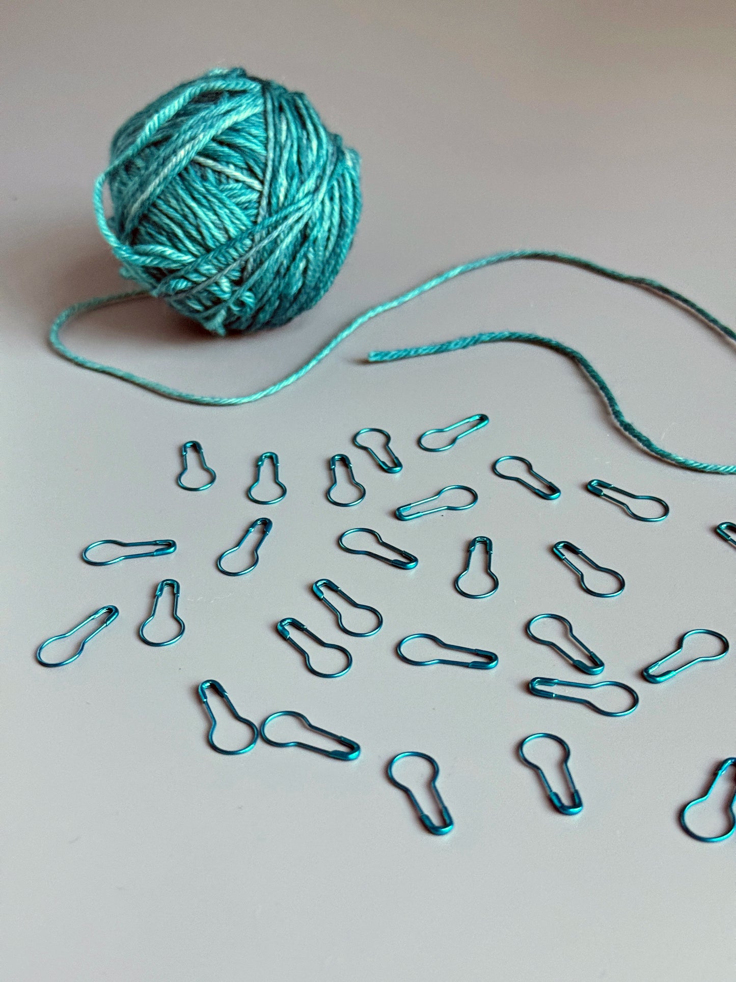 Safety Pin Stitch Markers – Set of 20 Colourful Metal Pins