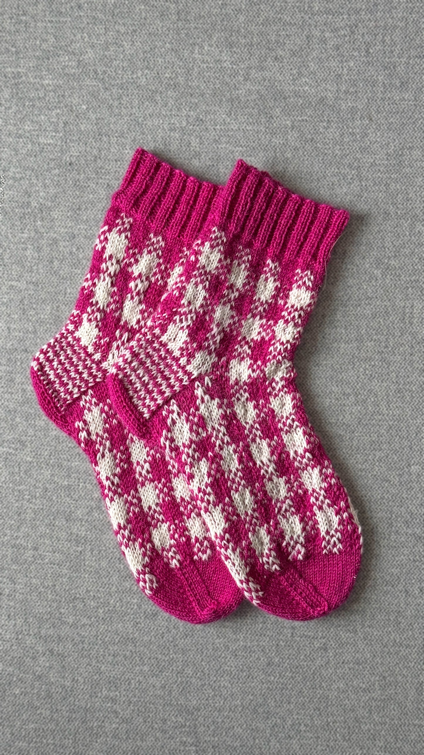 Legally Blonde Socks – Gingham Colourwork Knitting Pattern | ColourPopCrafts