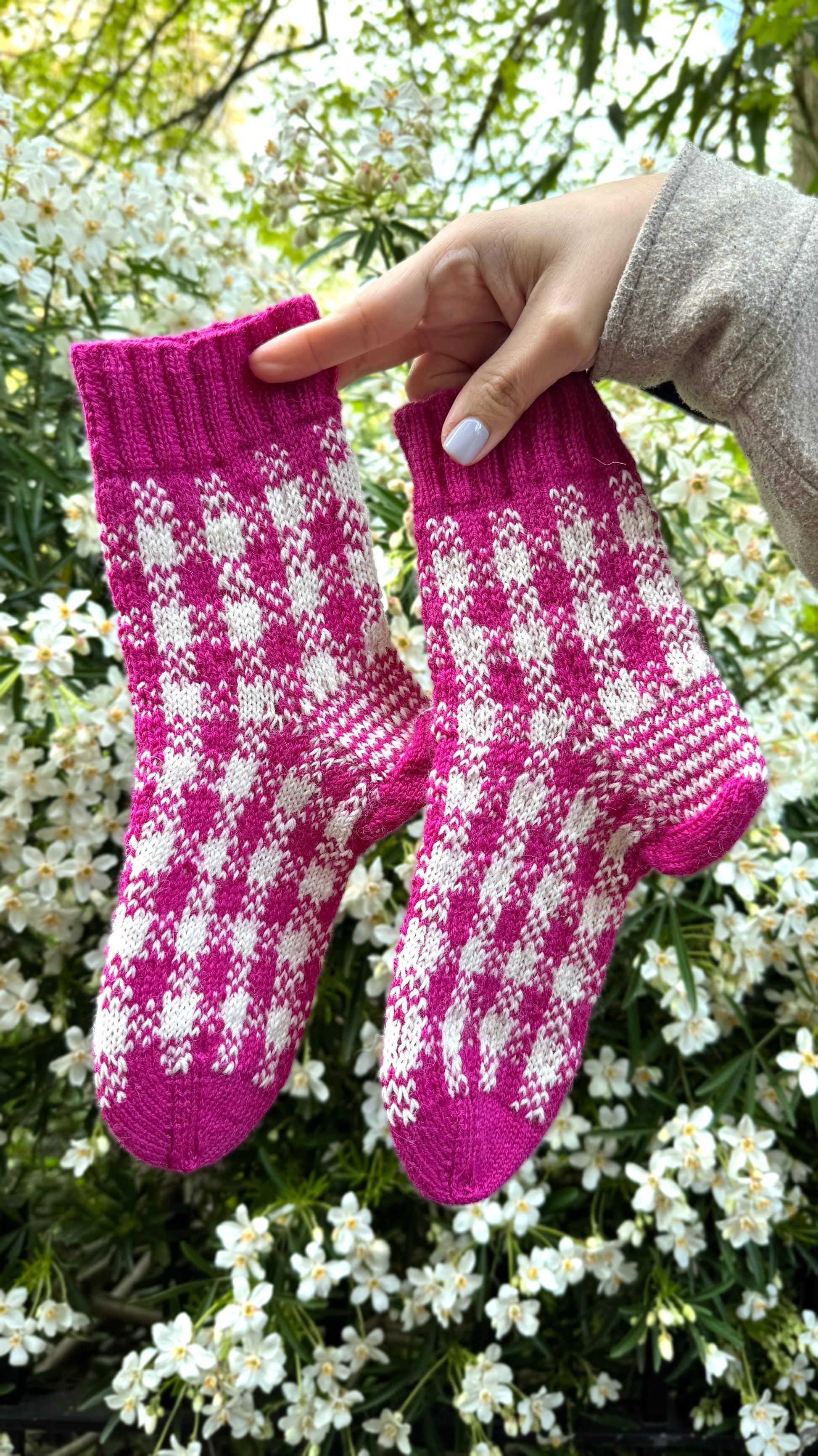 Legally Blonde Socks – Gingham Colourwork Knitting Pattern | ColourPopCrafts