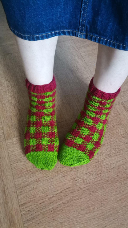 Legally Blonde Socks – Gingham Colourwork Knitting Pattern | ColourPopCrafts