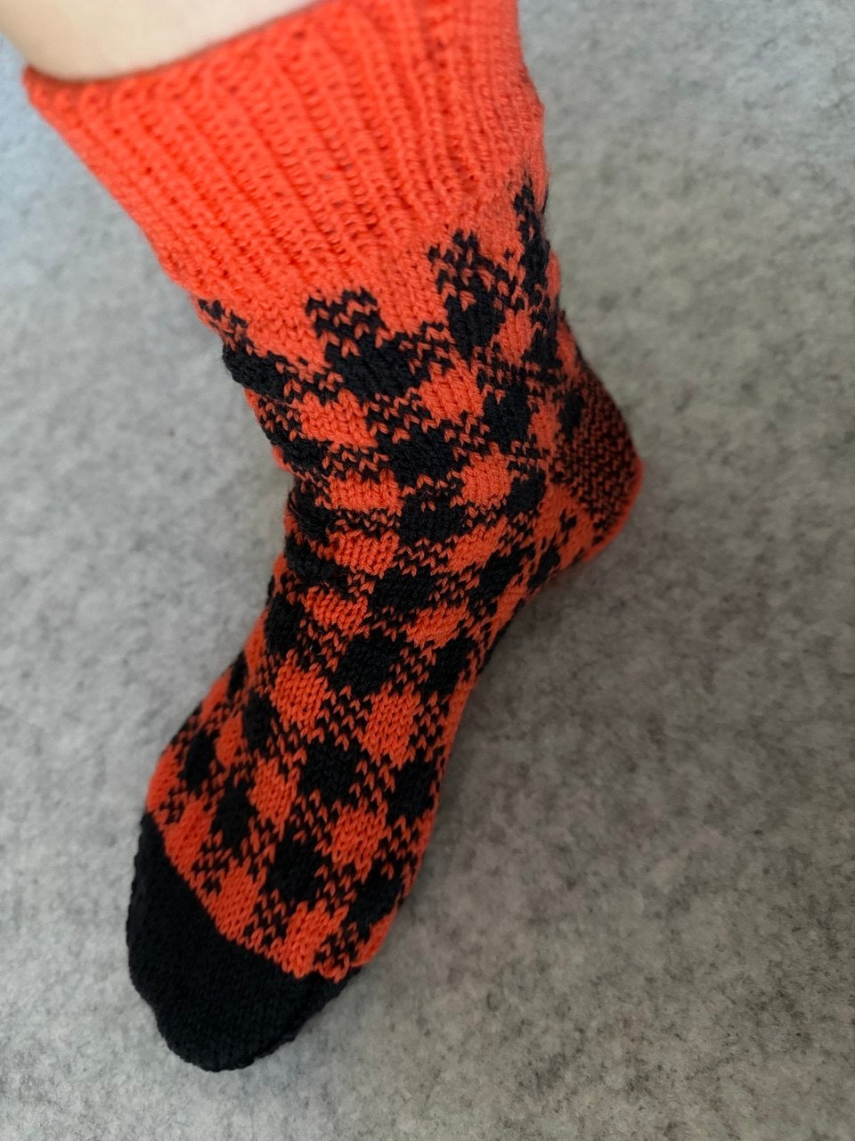 Legally Blonde Socks – Gingham Colourwork Knitting Pattern | ColourPopCrafts