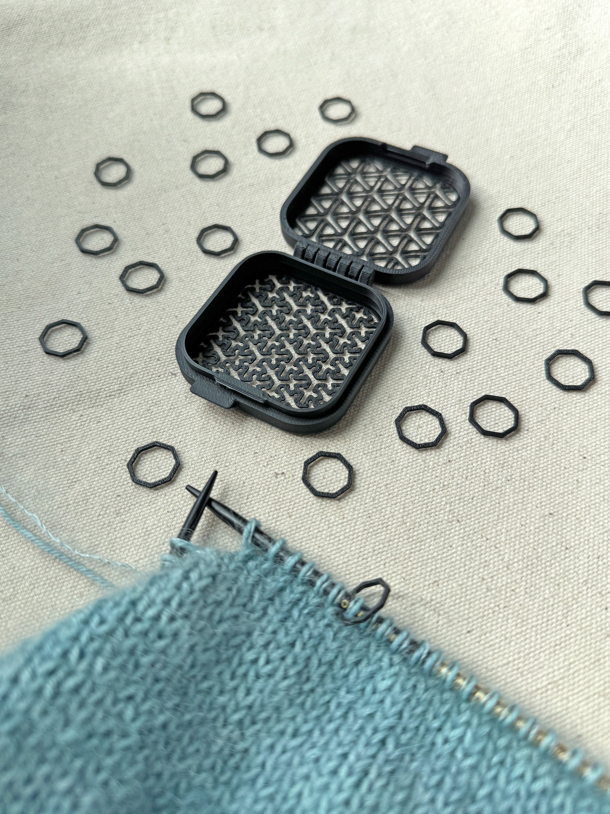 Rhombus Stitch Markers Set – 20 pcs with Box Black